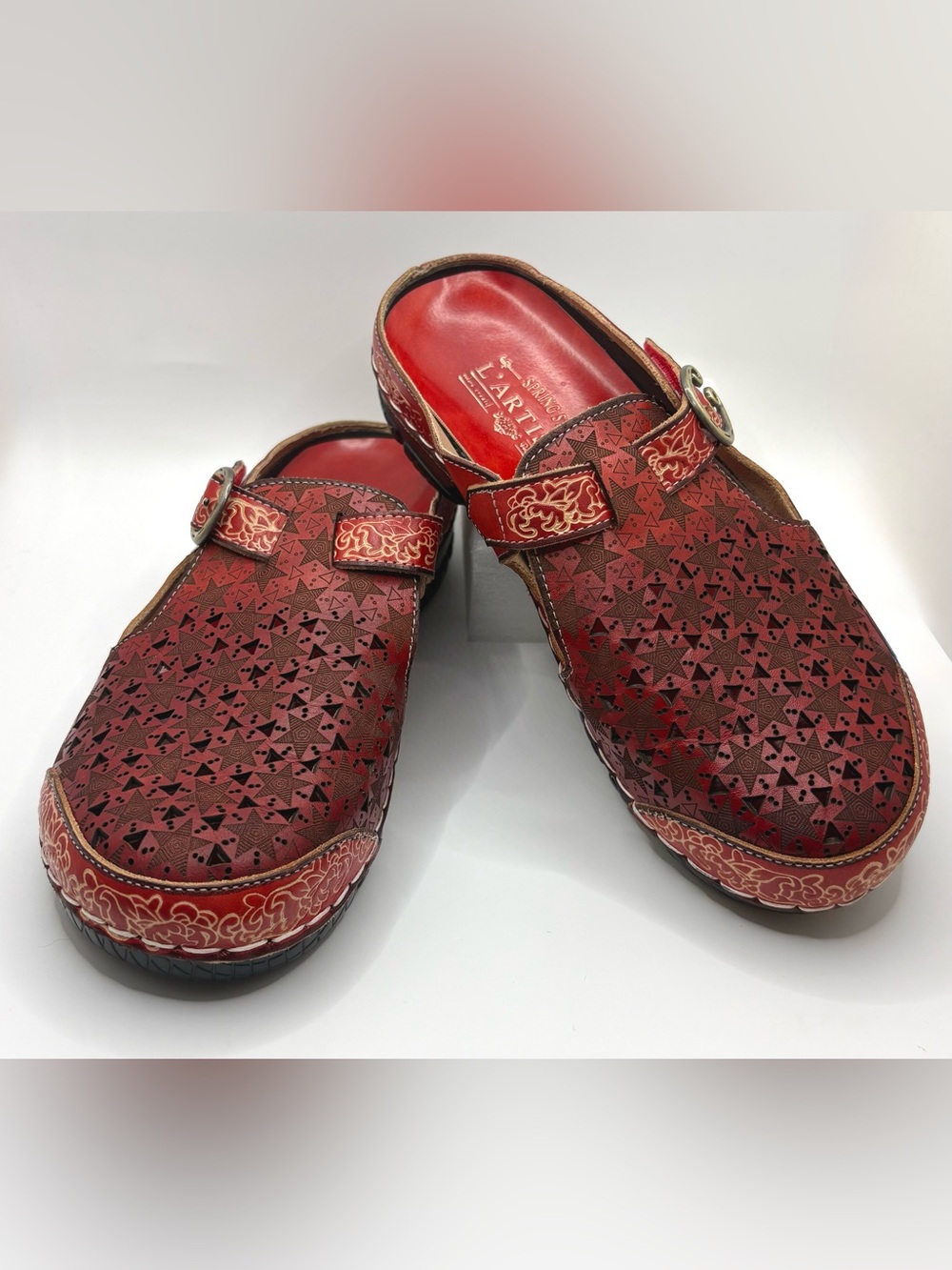 L'Artiste Spring Step Women’s Red Embossed Leather Clog Art Shoes Size 38 (US 8)